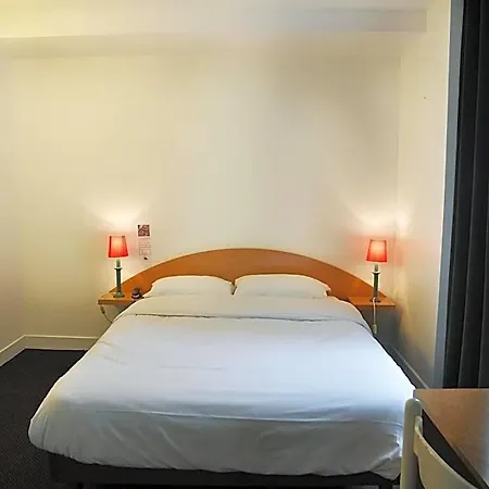 Hotel De La Tour 2*